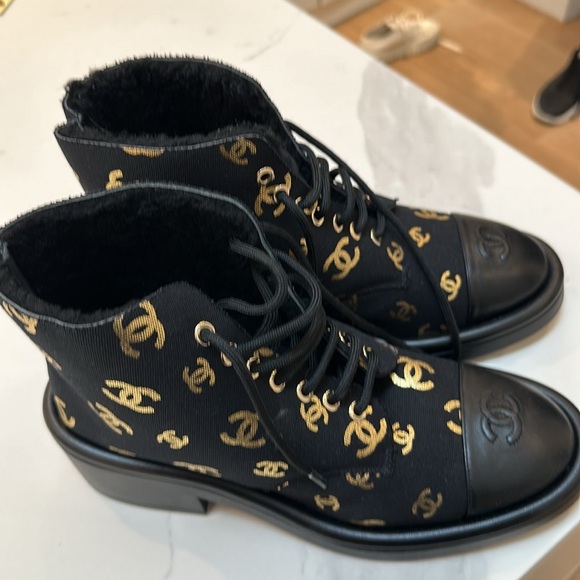 CHANEL Lambskin Shearling Canvas CC Lace Up Boots SZ 40 Brand New - Picture 2 of 7